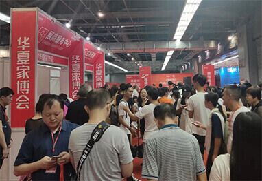 昆明家博会现场人流如织